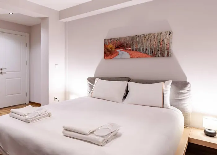 Cute Private Garden 2bd2bath Quaint Home! #366 *