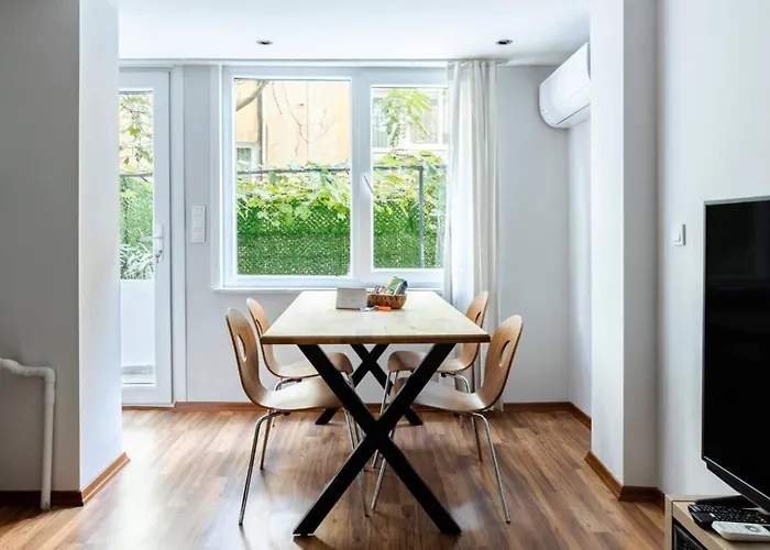 Cute Private Garden 2bd2bath Quaint Home! #366 Estambul
