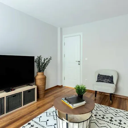 Cute Private Garden 2bd2bath Quaint Home! #366 Appartement