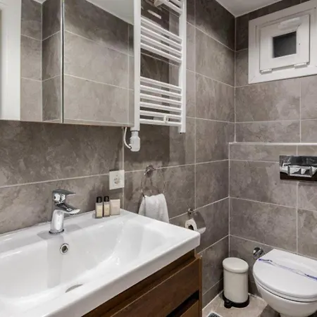 Cute Private Garden 2bd2bath Quaint Home! #366 *