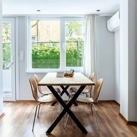 Cute Private Garden 2bd2bath Quaint Home! #366 Κωνσταντινούπολη