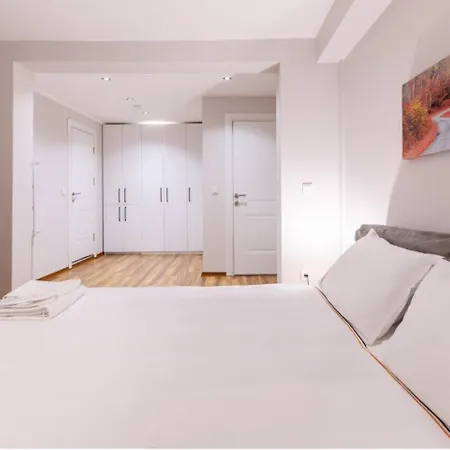 Cute Private Garden 2bd2bath Quaint Home! #366 *