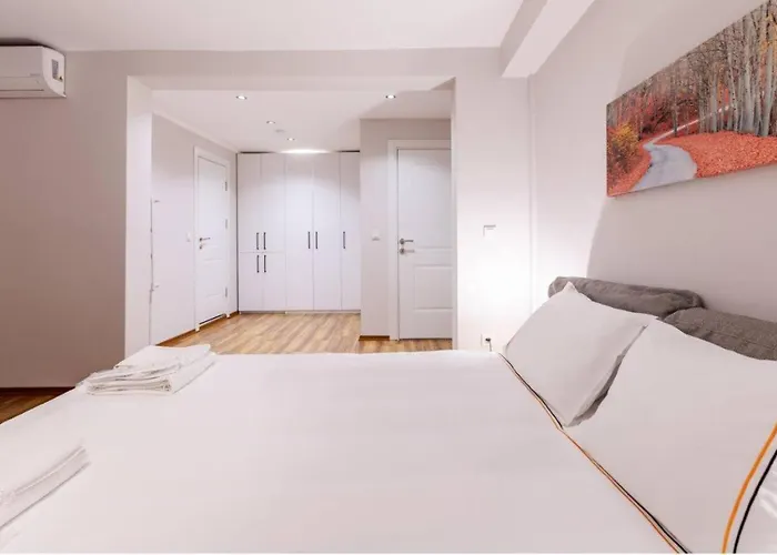 Cute Private Garden 2bd2bath Quaint Home! #366 *