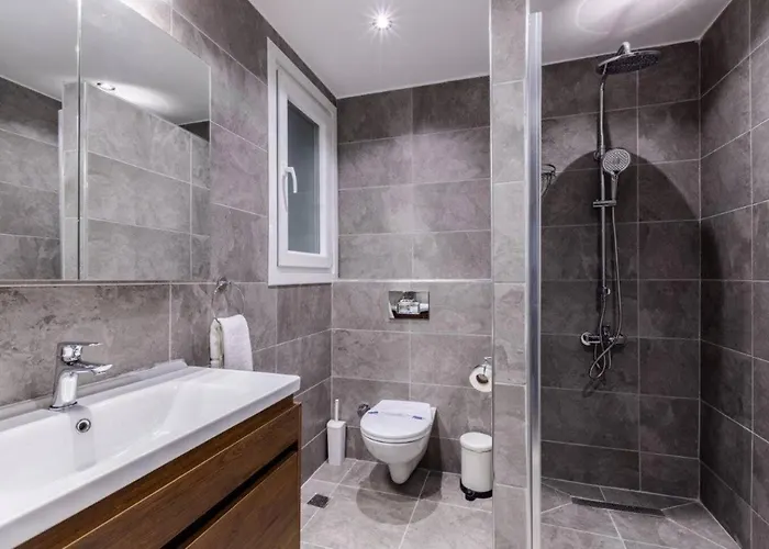 Cute Private Garden 2bd2bath Quaint Home! #366 شقة