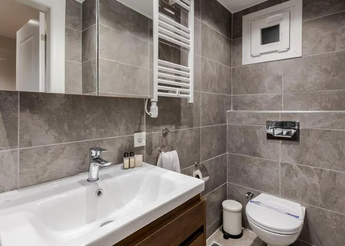 Cute Private Garden 2bd2bath Quaint Home! #366 *